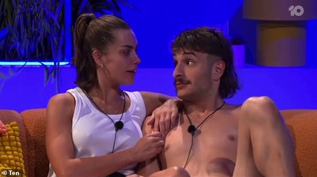 أثناء ظهوره في برنامج Matty and Gina على قناة Star 104.3 FM يوم الاثنين، وصف داونز، 47 عامًا، قصة هولي الرومانسية مع كولن بأنها 