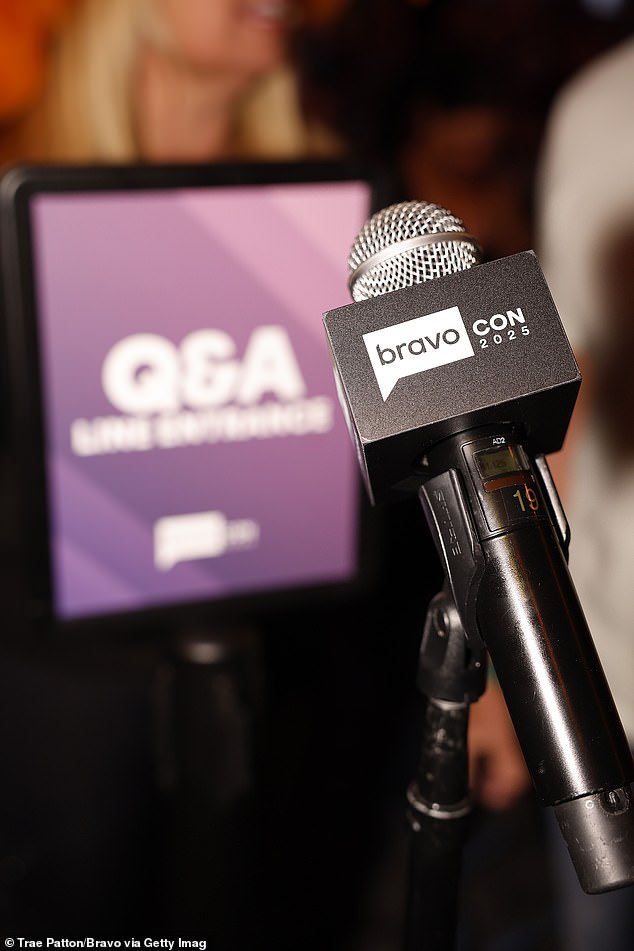 في المؤتمر الذي عقد في Sin City Friday، شوهدت Huger في مقطع دعائي يكشف أنها ستجري مقابلة مع آندي كوهين للحديث عن الأحداث في حياتها.