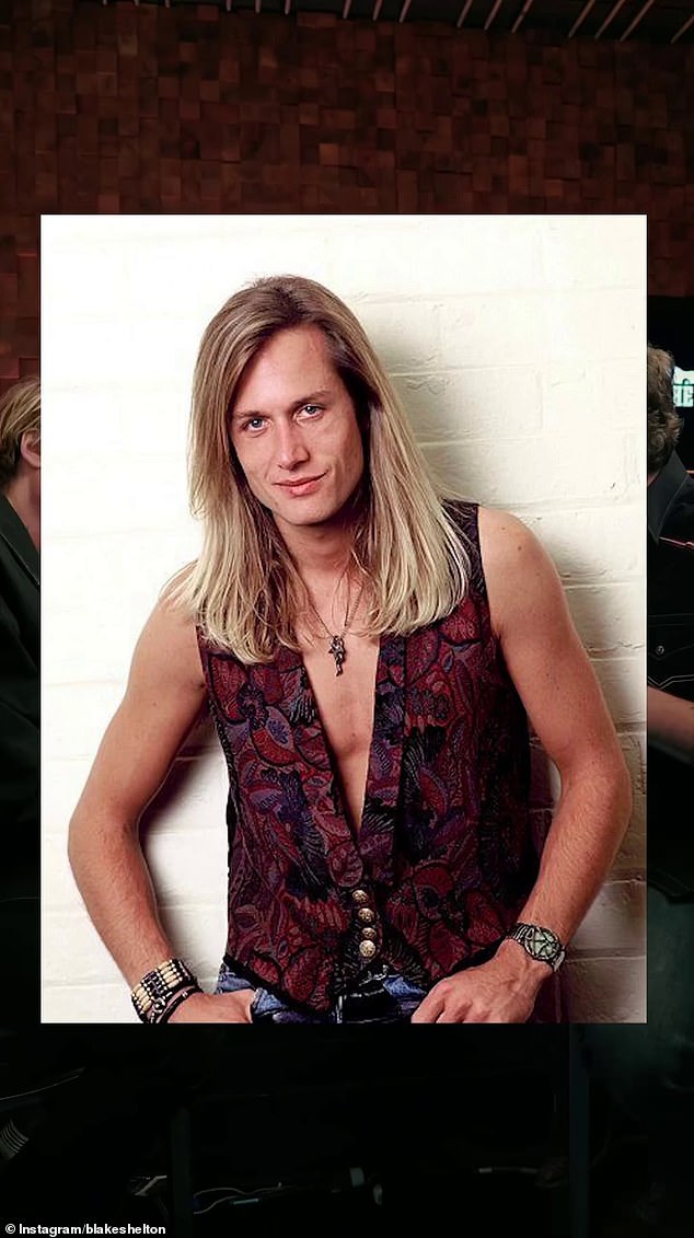 في المقطع، يشارك أوربان نظرة مرحة إلى بعض تسريحات الشعر التي لا تنسى على مر السنين، حيث يناقش شغفه الحقيقي الوحيد وهو صنع الموسيقى. في الصورة: كيث في عام 1994