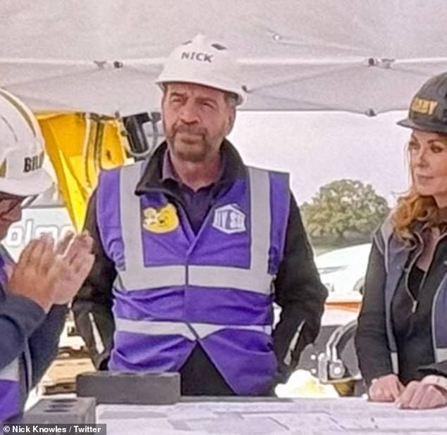 وفي صورة من العرض، ظهر نيك وفريقه وهم يرتدون سترات أرجوانية عالية الوضوح، مما أدى إلى التعليق القاسي من أحد متابعيه