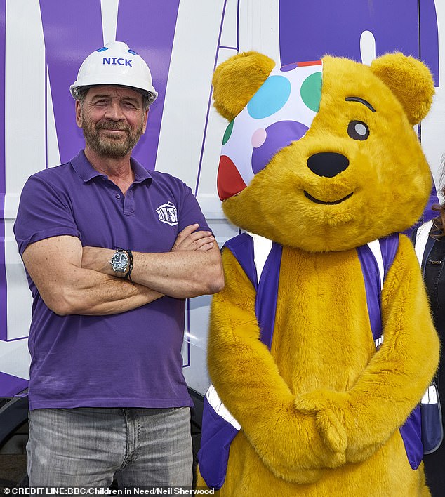 تم تصوير نيك مع تميمة Pudsey الشهيرة لـ Children In Need