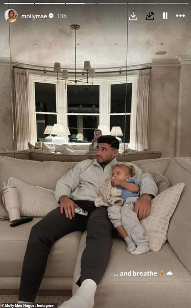 وشاركت الشخصية المؤثرة، البالغة من العمر 26 عامًا، في وقت لاحق صورة جميلة لبامبي وهي تحتضن والدها تومي، البالغ من العمر 26 عامًا أيضًا، على أريكتهما الفخمة في قصرهما الفيكتوري الجديد الذي تبلغ قيمته 5 ملايين جنيه إسترليني.