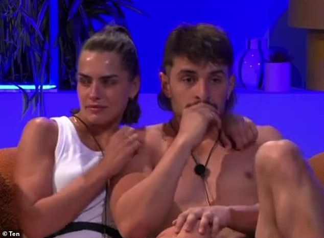 قبل مغادرة المنزل، ترك الرجل البالغ من العمر 47 عامًا رسالة وداع لزملائه المشاركين في برنامج الأخ الأكبر - ولم يتراجع عندما يتعلق الأمر بالرومانسية التي كثر الحديث عنها. في الصورة: هولي وكولين