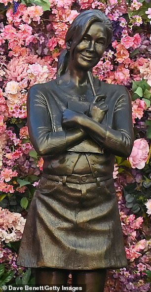 ورأى التمثال صورة بريدجيت ممسكة بمذكراتها وقلمها