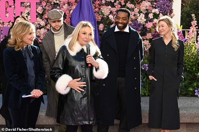 ألقت هيلين خطابها الخاص بينما كان نجوم عملها يتابعون ذلك