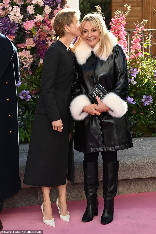 طبعت الممثلة الأمريكية قبلة رقيقة على خد مؤلفة بريدجيت جونز هيلين