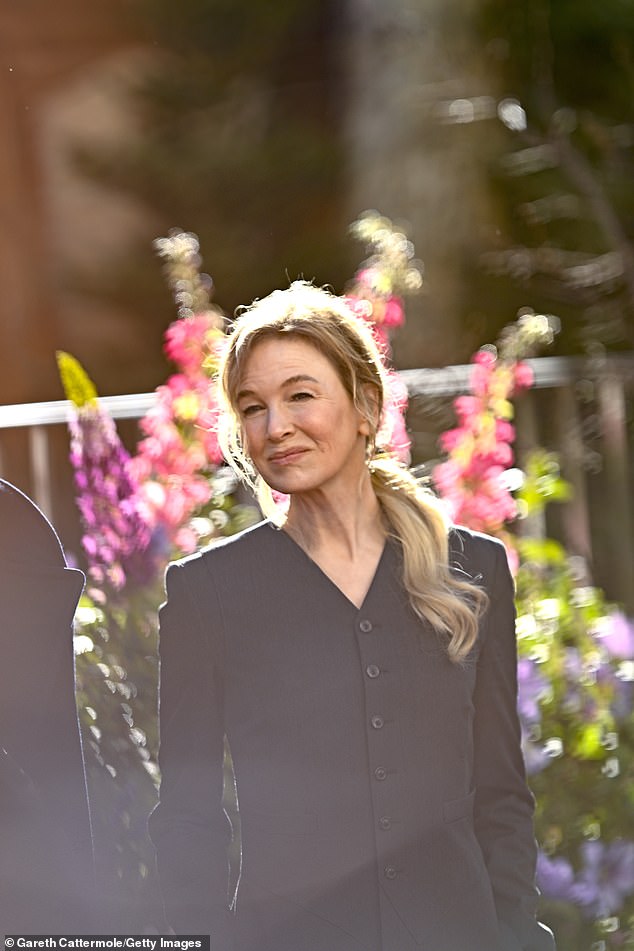 لقد كشفت بفخر عن تمثال شخصيتها المحبوبة