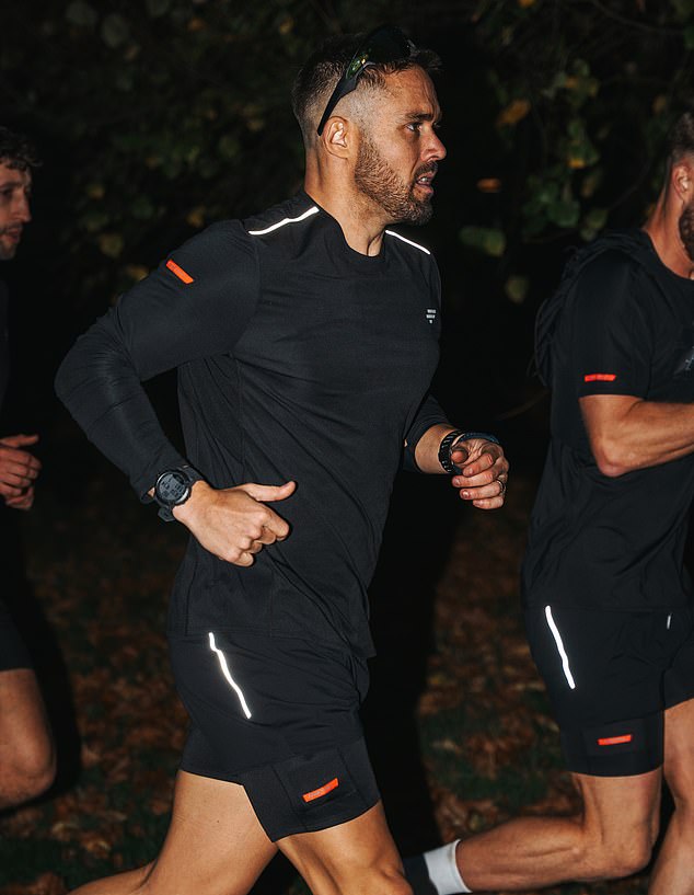 لن يسافر سبنسر إلى أستراليا لرؤية مجلة فوغ لأنه يواصل حاليًا مهمته لإكمال سبع سباقات ثلاثية كاملة للرجل الحديدي في سبع قارات في 21 يومًا فقط.