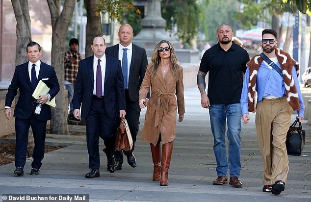 لكن قاضي المحكمة العليا في لوس أنجلوس، مارك جوهاس، رفض طلب فايبرز بسبب 