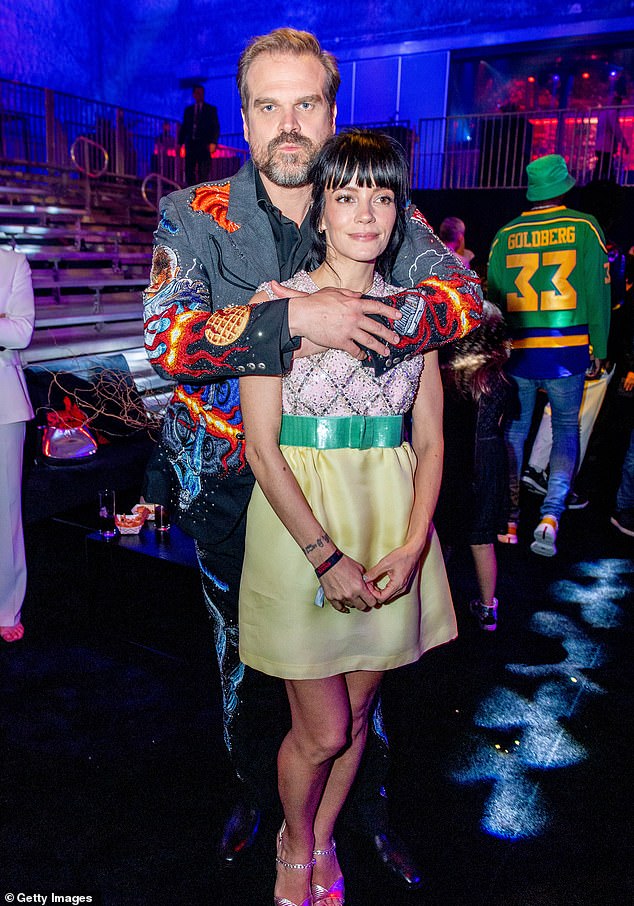 انفصلت ليلي رسميًا عن نجم Stranger Things ديفيد هاربور عندما اكتشفت علاقته الغرامية التي دامت ثلاث سنوات وملفه الشخصي على تطبيق مواعدة المشاهير، Raya (في الصورة عام 2022).