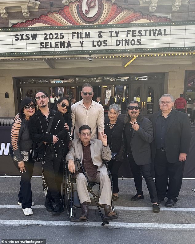 عملت سوزيت، شقيقة كوينتانيلا بيريز (3-R، في الصورة في 12 مارس) وشقيقها AB، كمنتجين تنفيذيين للفيلم المرخص بالكامل، والذي يضم لقطات لم تُعرض من قبل ومقابلات جديدة مع العائلة وأعضاء الفرقة.