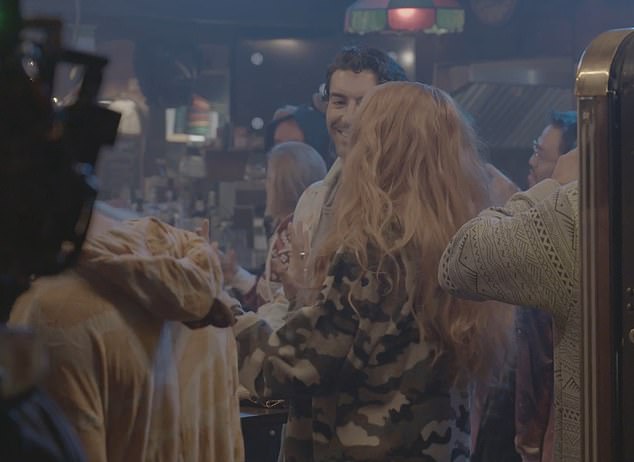 في التسجيل، يقف بالدوني مع Lively والنجمة المشاركة Jenny Slate على طاولة، ويتحدثان بشكل عرضي