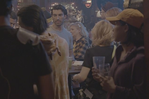 تُظهر اللقطات، التي حصلت عليها صحيفة ديلي ميل، الممثل والمخرج البالغ من العمر 41 عامًا، وهو يدلي بملاحظة مفادها أن أفراد الطاقم يبدون غير مستقرين بشكل واضح بسبب