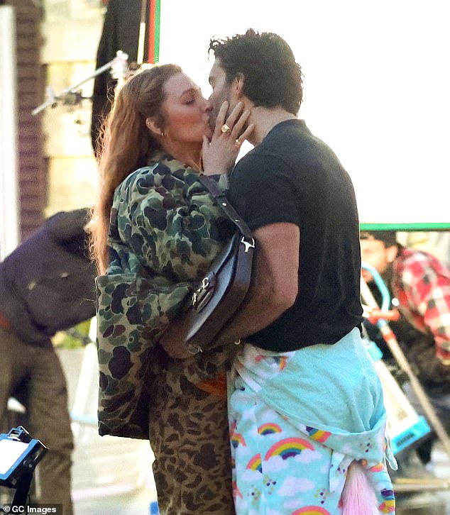 في لحظة ما، ينطق كلمة 