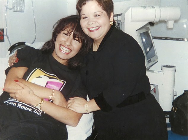 أطلقت يولاندا سالديفار (على اليمين) النار على المغنية الشهيرة في ظهرها في فندق Days Inn في كوربوس كريستي، تكساس في 31 مارس 1995 - بعد مواجهتها مرارًا وتكرارًا بشأن اختلاس 60 ألف دولار من خلال عملها كرئيسة لنادي معجبي سيلينا ومديرة المتجر.