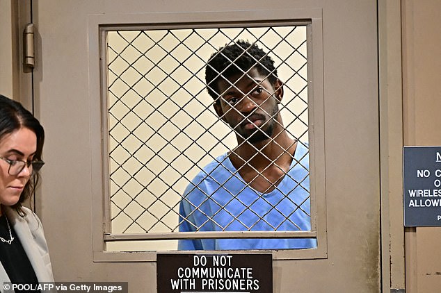 وشوهد نجم البوب ​​بزي السجن الأزرق خلال مثوله الأول أمام المحكمة في 25 أغسطس/آب