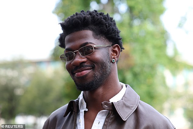 ابتسم المغني عند وصوله إلى المحكمة