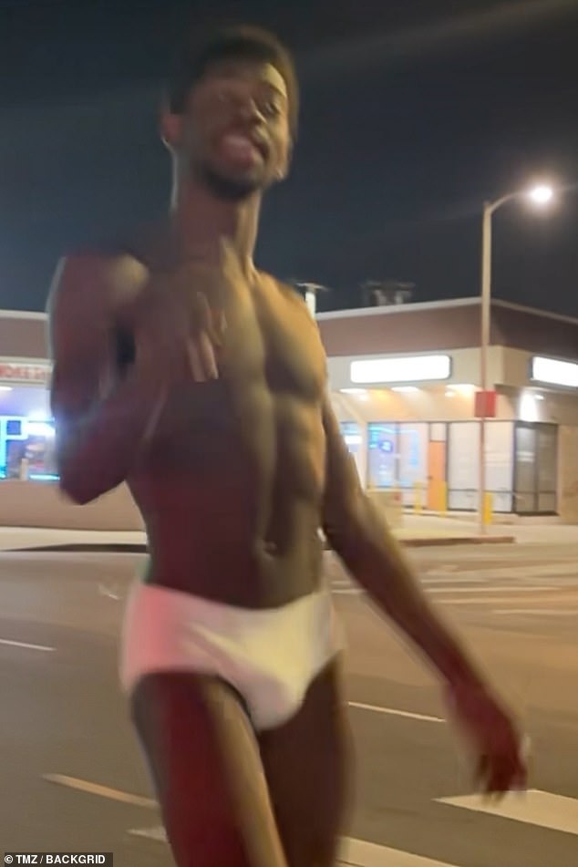 التقط أحد المارة اللحظة الغريبة عندما كان نجم البوب ​​يسير في شارع فنتورا بملابسه الداخلية وحذاء رعاة البقر.