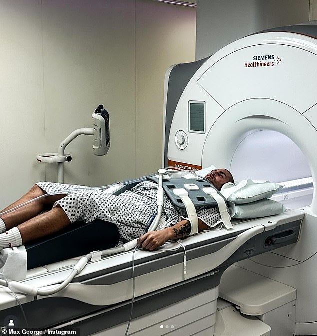 انتقل ماكس إلى Instagram لمشاركة تحديث صحي ونشر صورًا لنفسه وهو يرفع إبهامه للكاميرا قبل إجراء الفحص مباشرةً