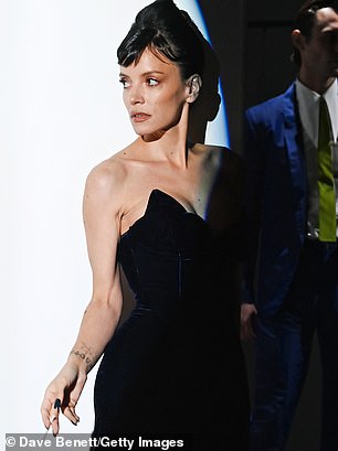 وبدت ليلي مذهلة، مرتدية شعرها بعقدة عالية، في ثوب مخملي من دون حمالات وقفازات للسهرة.