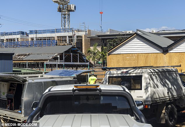 كما تم ركن سيارات العمل في العقار، الذي اشتراه الملياردير صاحب الفندق في سيدني مقابل 13 مليون دولار في عام 2021 مع خطط توسعة كبيرة.