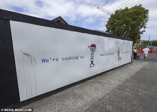 وعد سياج الخصوصية حول الموقع السكان المحليين بأنهم سيتمكنون من الاستمتاع بمركز الضيافة الجديد والمحسن 