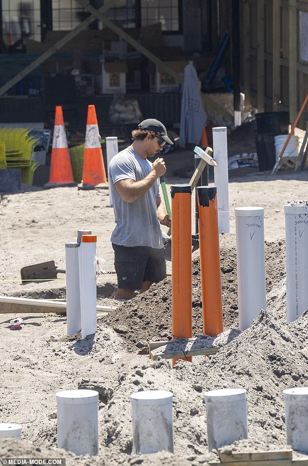 من غير الواضح بالضبط نوع العمل الذي كان التجار يقومون به في الموقع، لكن ديلي ميل تدرك أنه تم ترخيصه بموجب موافقة أولية من DA في عام 2023، وينتظر Hemmes الآن موافقة DA ثانية لمزيد من البناء