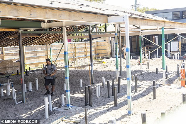 في عام 2023، بعد سنوات قليلة من شرائه Cheeky Monkey's في عام 2021، أنفق Hemmes 11.9 مليون دولار على واجهات متاجر Red Ginger وBell & Ford وJohnsons المجاورة.