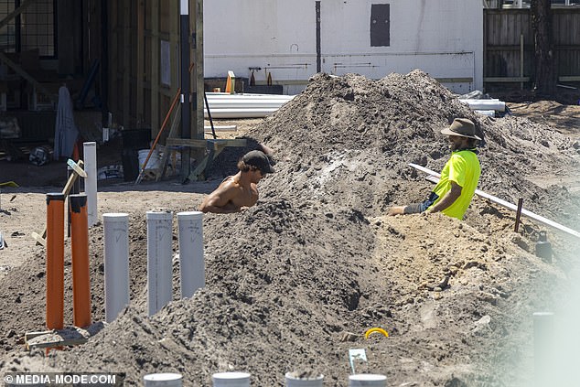 أظهرت الصور التي تم التقاطها في 21 أكتوبر حرفيين يعملون في الموقع بعد وقت قصير من تعرض رئيس Merivale لإجراءات إنفاذ، ولكن هذه الأعمال الجديدة تمت الموافقة عليها من قبل المجلس