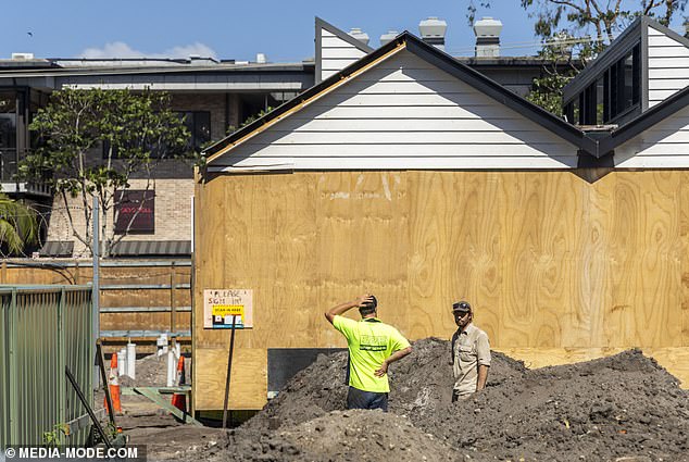 تُظهر الصور الحصرية الآن أن التجار التابعين له قد تقدموا في عملهم، وهو ما تفهمه صحيفة ديلي ميل أنه تم ترخيصه بموجب موافقة مسبقة من DA لعام 2023