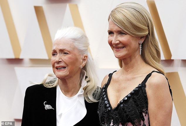 كانت لورا والدتها في متناول اليد عندما حصلت على أول جائزة أوسكار لها في فبراير 2020