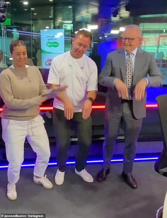 جذبت هذه اللحظة الغريبة عددًا كبيرًا من التعليقات على مشاركة نوفا على إنستغرام، حيث انتقد الكثيرون رئيسة الوزراء