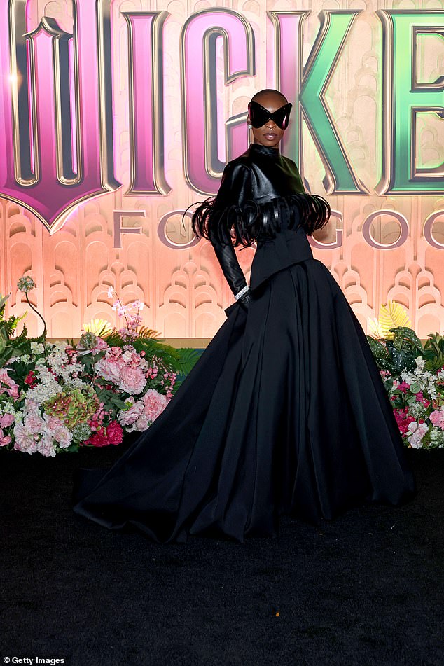 بدا Erivo شرسًا في ثوب أسود بالكامل مع تفاصيل من الريش وقفازات مدمجة