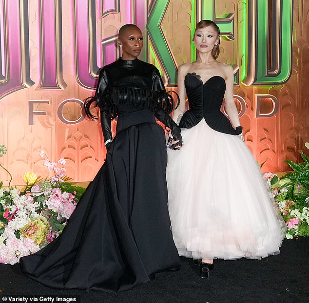 تألق الثنائي بإطلالات أحادية اللون مذهلة في هذا الحدث، بعد أيام قليلة من تعرض غراندي لكمين من قبل أحد المعجبين في العرض الأول للفيلم في سنغافورة.