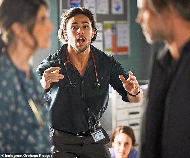 كشفت الممثلة الأسترالية البالغة من العمر 35 عامًا، والتي لعبت دور Mackenzie Booth في مسلسل القناة السابعة منذ عام 2019، كيف أثر الحكم بالسجن لمدة ستة أشهر على بليدجر على مجموعة العرض. في الصورة: المتعهد في الداخل والخارج