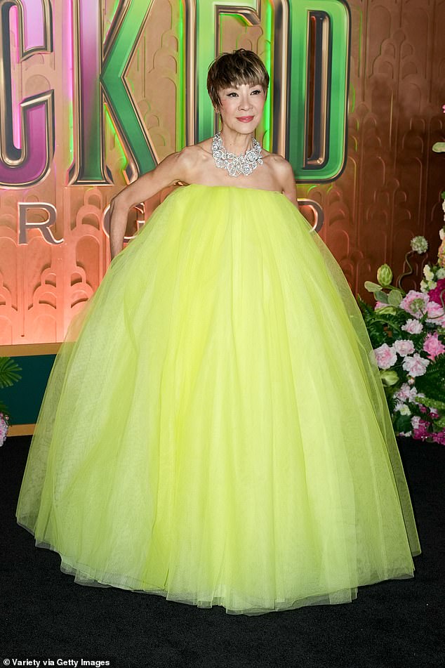 لفتت ميشيل يوه، البالغة من العمر 63 عاماً، الأنظار في ثوب من التول الأصفر المثير