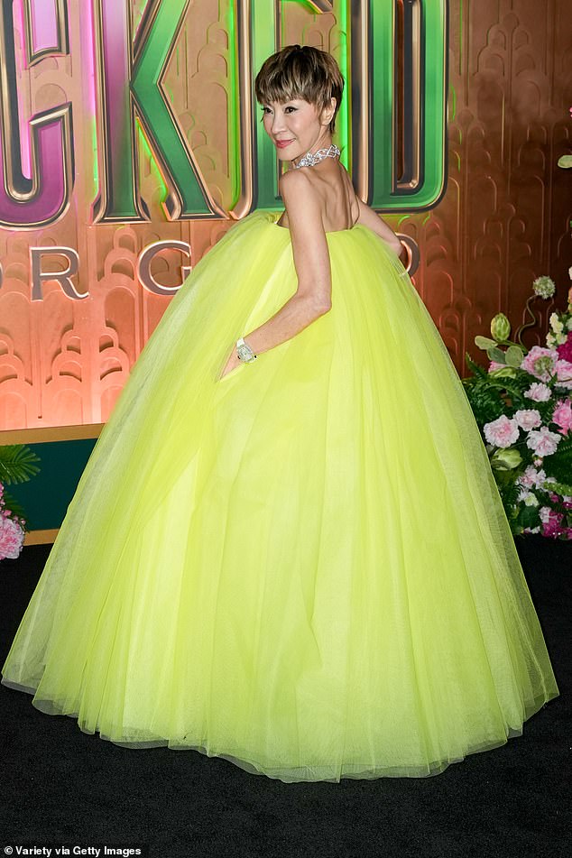 يتكون المظهر الدرامي العالي من تنورة كاملة للغاية مع طبقات متعددة من التول مما يمنحها حجمًا كبيرًا وتخلق تأثيرًا أثيريًا