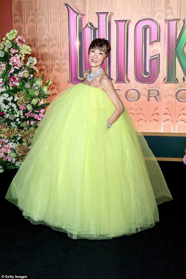 وأظهرت الممثلة الماليزية الإطلالة الفريدة من زوايا مختلفة