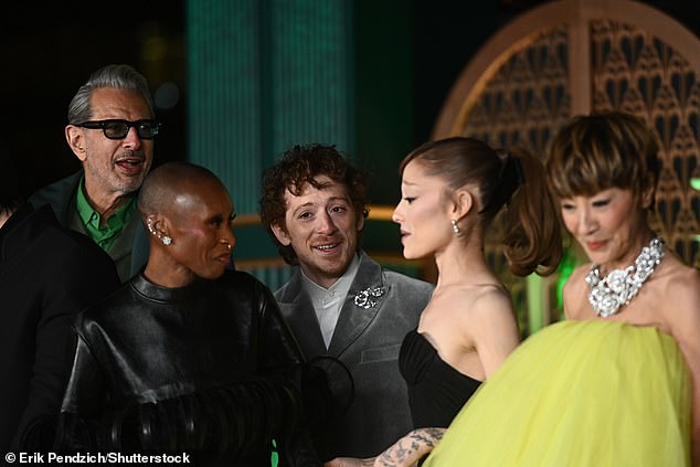 وقد شوهد كلاهما وهو يبتسم