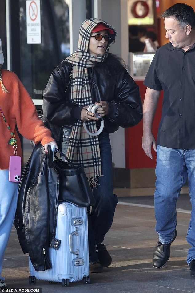 بدا نجم البوب ​​غير معروف على الإطلاق، حيث خرج من الطائرة مرتديًا وشاحًا بغطاء للرأس بقيمة 2100 دولار من ماركة Burberry.