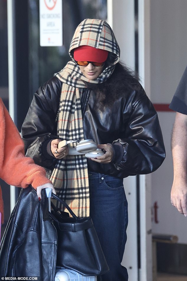 حافظت أوليفيا على موضوع التصفح المتخفي مع نظارة شمسية ذات إطار أسود ملون