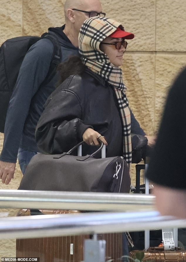 ارتدت أوليفيا أيضًا سترة جلدية سوداء كبيرة الحجم احتفظت بسحابها بإحكام