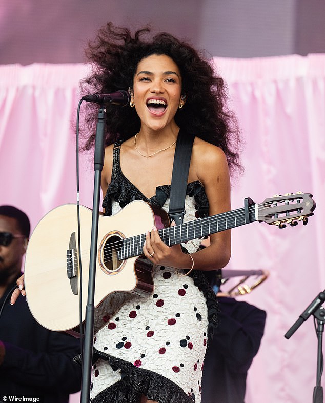 ستكون أوليفيا هي الفنانة العالمية الوحيدة التي ستؤدي عروضها في ARIAs لهذا العام، حيث ستقود مجموعة كبيرة من المواهب المحلية بما في ذلك G Flip وBaker Boy وYou Am I وMissy Higgins وKeli Holliday.