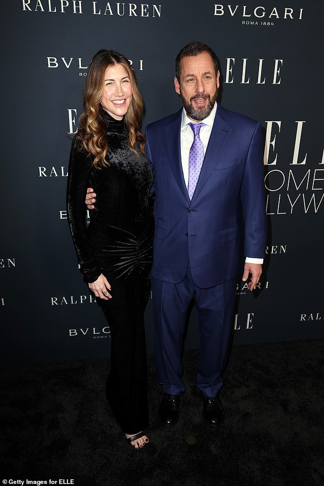 وانضمت إليه زوجته جاكي ساندلر، 51 عامًا