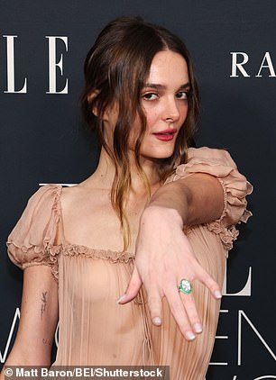 وتفاخرت المغنية بخاتمها الضخم بعد خطوبتها مؤخرًا للمنتج الحائز على جائزة جرامي أندرو وات، 35 عامًا