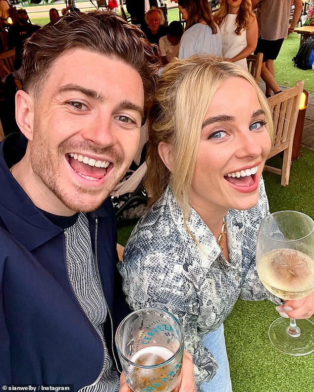 واستقبلت المذيعة ابنتها الصغيرة روبي في يونيو 2024 مع خطيبها المنتج جيك بيكيت