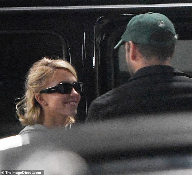 ابتسمت سويني - التي أثارت شائعات رومانسية لأول مرة في يونيو - عندما نظرت إلى براون قبل أن يتبادل الزوجان قبلة.