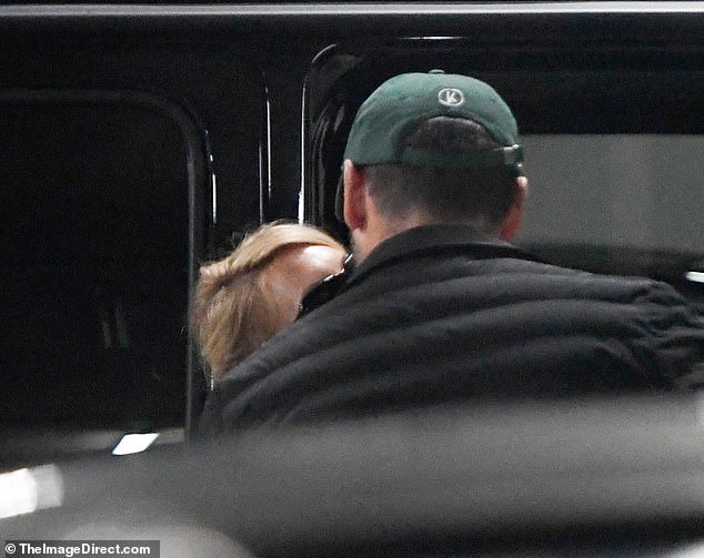 شوهدت القنبلة الشقراء وهي تغادر صالة الألعاب الرياضية مع المدير التنفيذي بعد أن استمتع الزوجان بجلسة تدريب يوم الاثنين