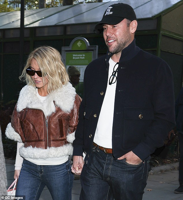 في وقت سابق من هذا الشهر، أمسك النجمان أيديهما خلال رحلة في مدينة نيويورك معًا (كما هو موضح أعلاه) - بعد وقت قصير من قتالها 