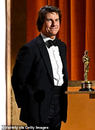 وفي مقطع فيديو شاركته مجلة Variety، شوهد سويني وهو يتحدث مع توم كروز خلال الاحتفالات الجذابة. يأتي ذلك بعد انفصال ممثل فيلم Mission Impossible عن الممثلة آنا دي أرماس؛ شوهد يوم الأحد